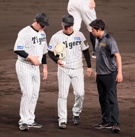 　３回、岡林の打球を足に受け治療のためベンチへ下がる村上（中央）＝撮影・立川洋一郎