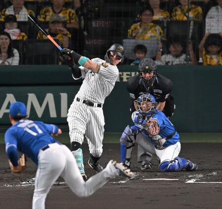 　１回、先制打を放つ佐藤輝（撮影・飯室逸平）