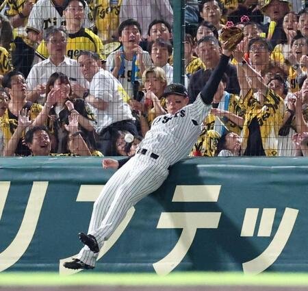 　５回、森駿のフェンス際の打球に飛び込む森下だが、捕球できず。三塁打となる（撮影・北村雅宏）