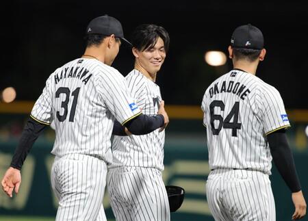 　試合後、笑顔で早川（３１）とタッチをかわす湯浅（撮影・坂部計介）