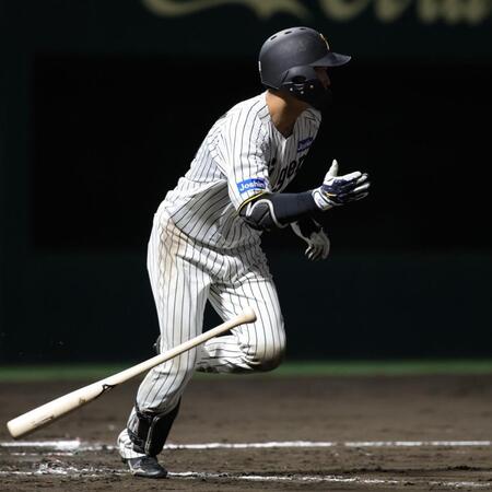 　７回、島田は中前に適時打を放つ（撮影・坂部計介）