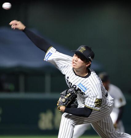 　８回、３番手で登板した津田（撮影・坂部計介）