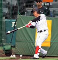 　打撃練習する中川（撮影・山口登）