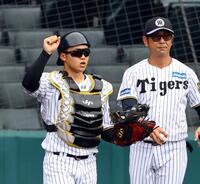 　内野守備練習でサインを出す中川（左）＝撮影・山口登