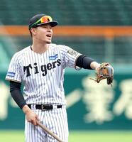 　守備練習に励む佐藤輝（撮影・北村雅宏）