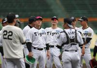 　練習中に笑う佐藤輝（中央）＝撮影・北村雅宏