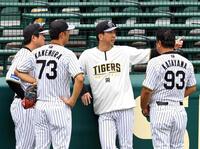 　安藤コーチ（左）らと話す藤川監督（中央右）