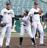 　投内連係でマウンドに立つ順番を待つ伊原（中央）＝撮影・北村雅宏