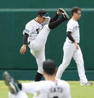 　ウオーミングアップする伊原（撮影・北村雅宏）