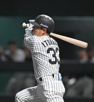 　８回、追加点を奪う犠飛を放つ糸原（撮影・飯室逸平）