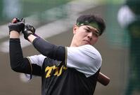 　打撃練習する佐藤輝（撮影・北村雅宏）