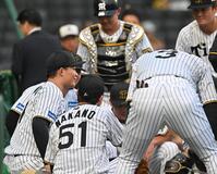 　円陣で声出しをする森下（左）＝撮影・西田忠信