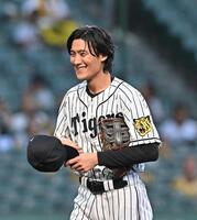 　セレモニアルピッチを終え笑顔を見せる松谷鷹也（撮影・西田忠信）