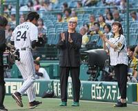 　ファーストピッチセレモニーを務めた松谷鷹也（左）を迎える（右から）鈴木京香と秋山純監督（撮影・立川洋一郎）