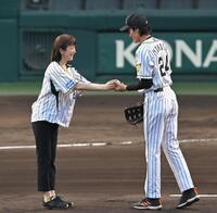 　マウンド上のの松谷鷹也（右）にボールを手渡す鈴木京香（撮影・飯室逸平）