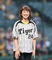　甲子園に登場した鈴木京香（撮影・西田忠信）
