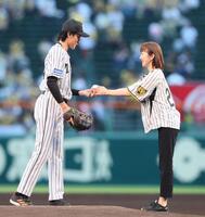 　ファーストピッチセレモニーを務める松谷鷹也（左）にボールを手渡す鈴木京香（撮影・立川洋一郎）