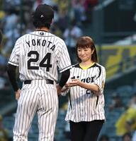 　ファーストピッチセレモニーで元阪神・横田慎太郎さん役を演じる松谷鷹也にボールを手渡す鈴木京香（右）＝撮影・北村雅宏