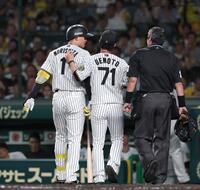 　２回、見逃し三振に倒れ、上本コーチ（７１）になだめられながらベンチに戻る森下（左）。右は白井球審（撮影・北村雅宏）