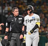 　２回、見逃し三振に倒れた森下（右）は白井球審と言葉を交わす（撮影・西田忠信）