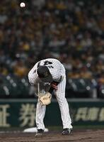　３回、岡林の打球が直撃した村上（撮影・西田忠信）