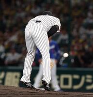 　３回、岡林の打球が村上の体に当たる（撮影・北村雅宏）