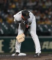 　３回、岡林の打球が直撃した村上（撮影・西田忠信）