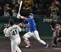 　５回、犠飛を放つ味谷（撮影・飯室逸平）