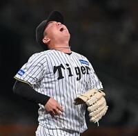 　５回、鵜飼に内野安打を許し悔しがる村上（撮影・西田忠信）