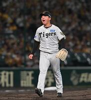 　３回、細川を三振に仕留め、ほえる村上（撮影・西田忠信）