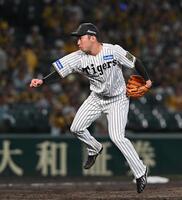 　９回に登板する石井（撮影・西田忠信）