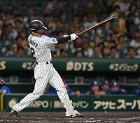 　１回、走者一掃の適時二塁打を放つ坂本（撮影・西田忠信）