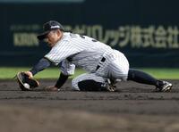 　３回、渡部の打球を逆シングルで捕球する一塁手・糸原（撮影・坂部計介）