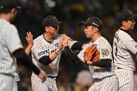 　９回を無失点で締めた石井（右）を迎える藤川監督（撮影・西田忠信）