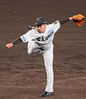 　９回のマウンドに上がり三者凡退の好投で締めくくった石井（撮影・立川洋一郎）