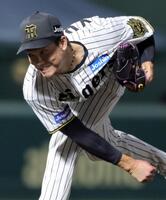 　９回、４番手で登板した湯浅（撮影・坂部計介）