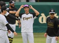 　練習中、笑顔を見せる湯浅（中央）＝撮影・坂部計介