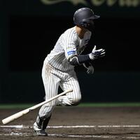 　７回、島田は中前に適時打を放つ（撮影・坂部計介）