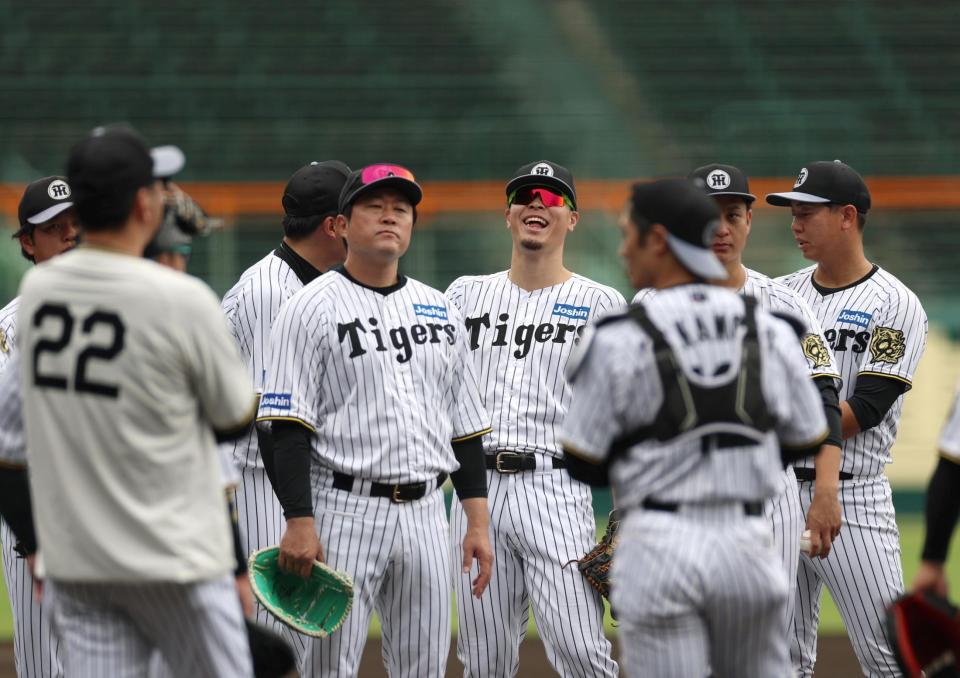 　練習中に笑う佐藤輝（中央）＝撮影・北村雅宏