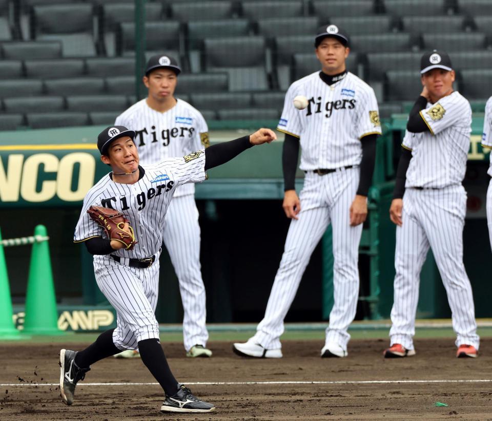 　守備練習する伊原（撮影・山口登）