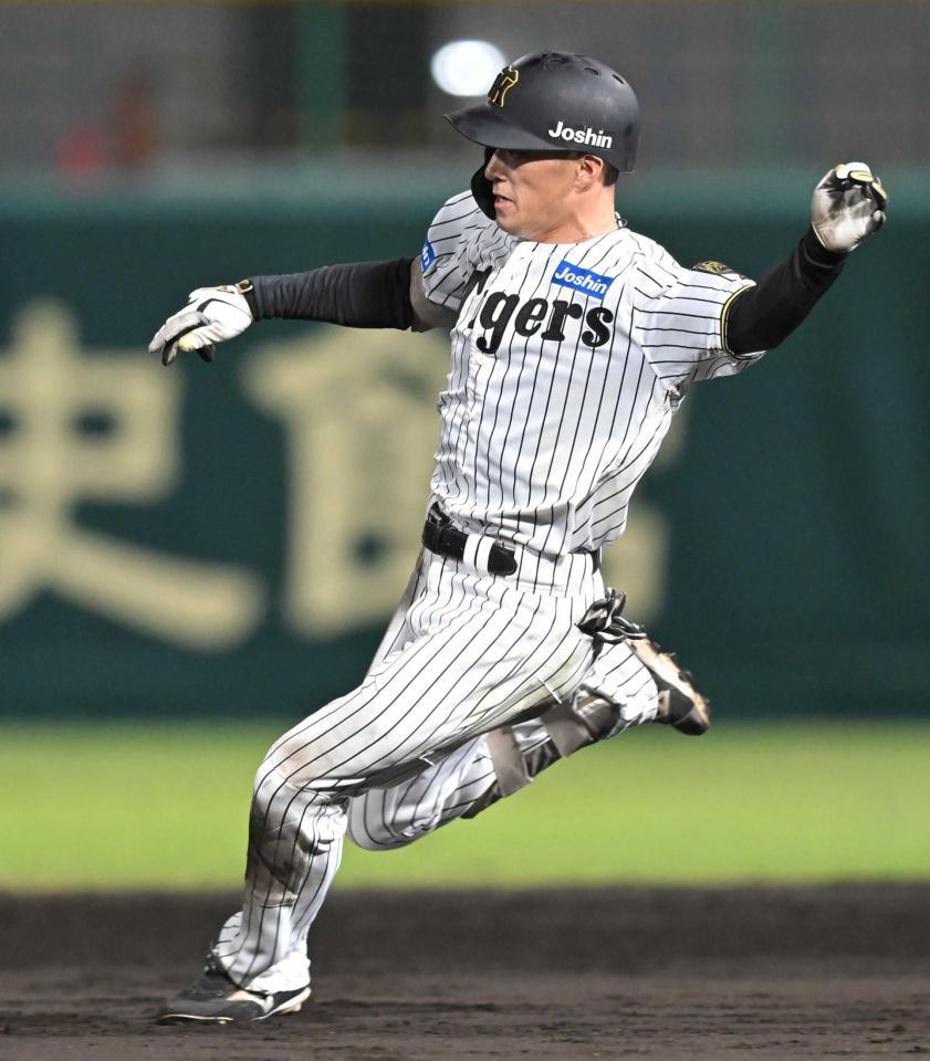 　３回、二塁打を放ち滑り込む福島（撮影・飯室逸平）