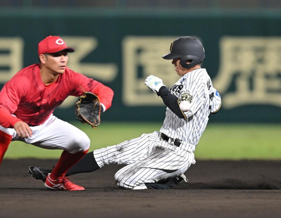 　８回、安打で出塁し、すかさず二盗を決める植田（撮影・飯室逸平）