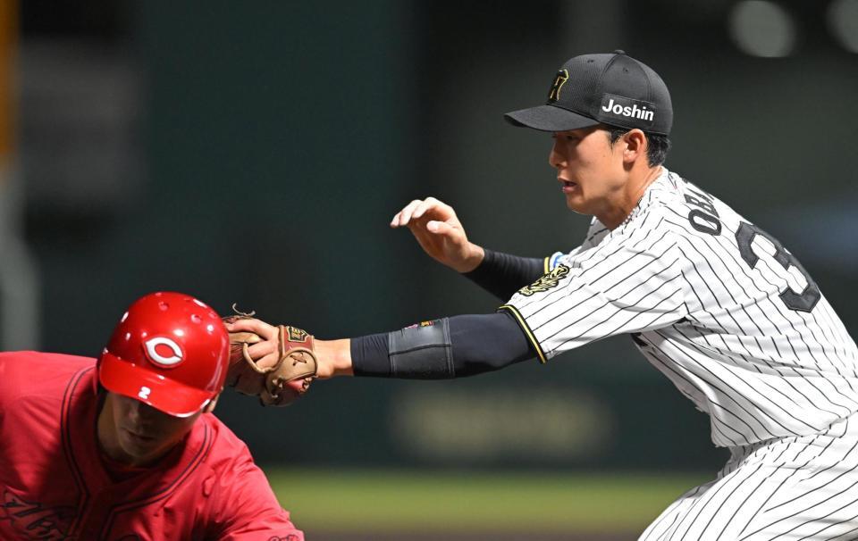 　３回、三走・田中を挟殺する小幡（撮影・飯室逸平）