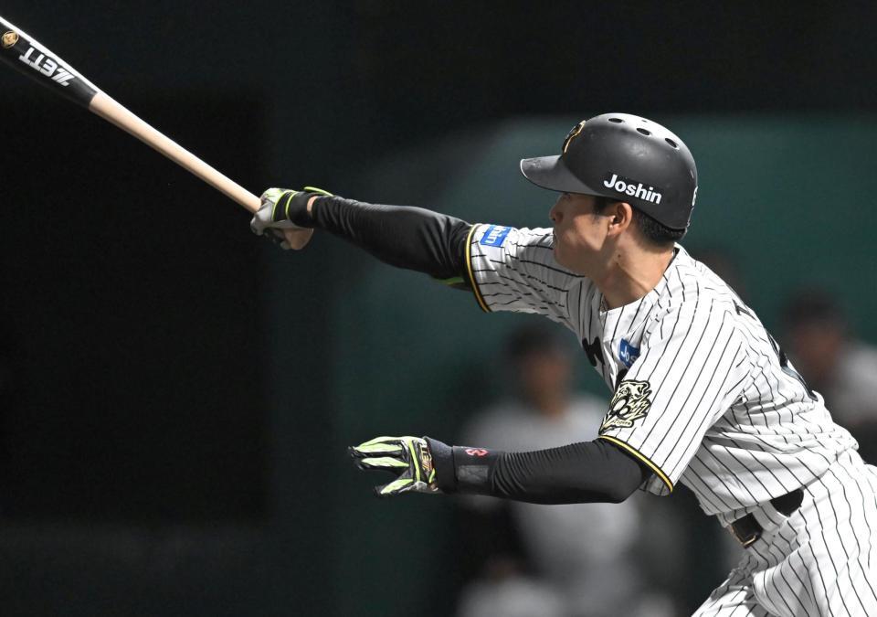 　３回、逆転三塁打を放つ高寺（撮影・飯室逸平）