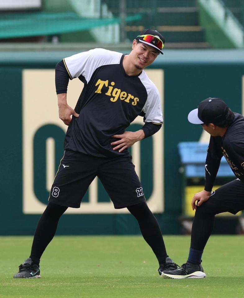 　練習中に笑顔を見せる佐藤輝（左）