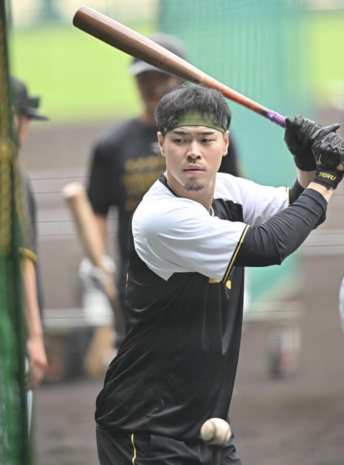 　屋外で打撃練習する佐藤輝（撮影・西田忠信）