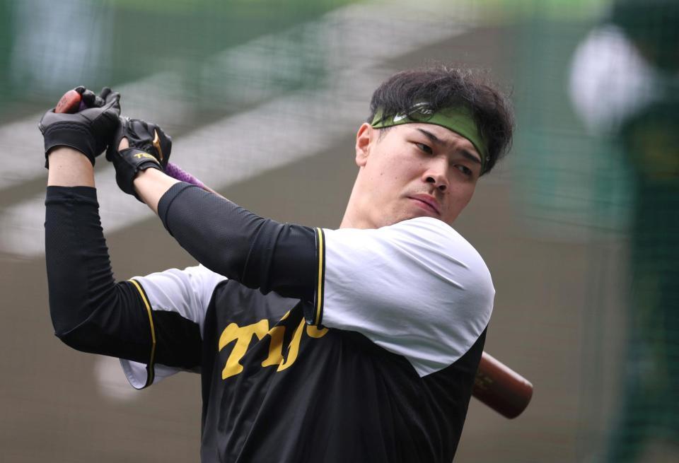 　打撃練習する佐藤輝（撮影・北村雅宏）