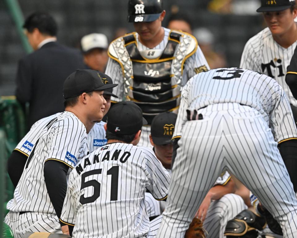 　円陣で声出しをする森下（左）＝撮影・西田忠信