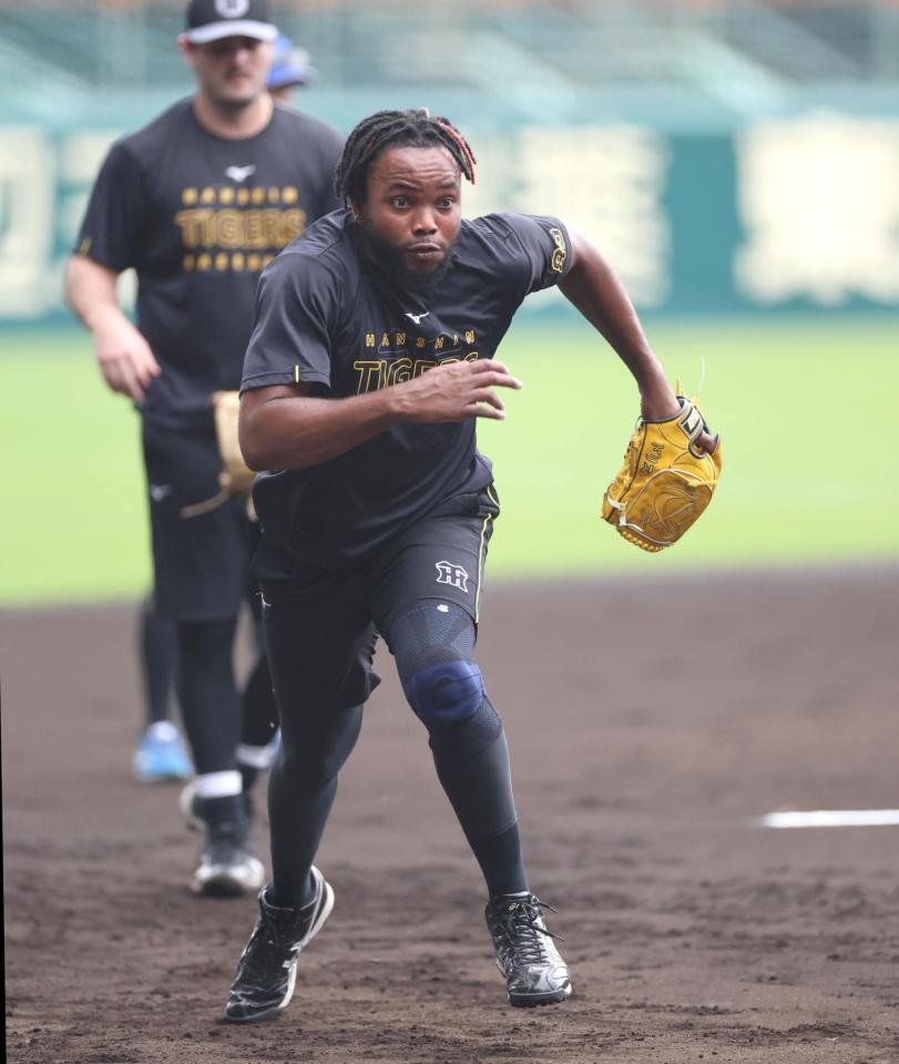 　ノックの打球を追うドリス（撮影・北村雅宏）