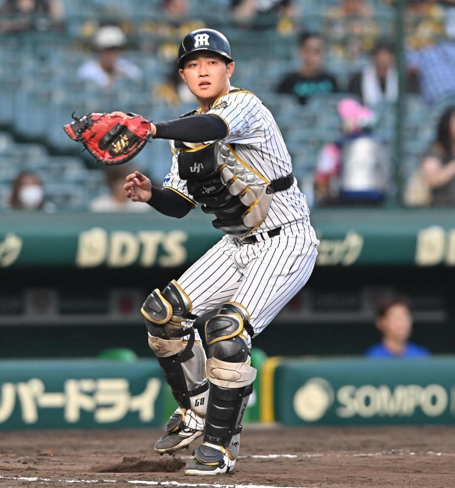 　捕手で試合前のシートノックに取り組む中川（撮影・西田忠信）